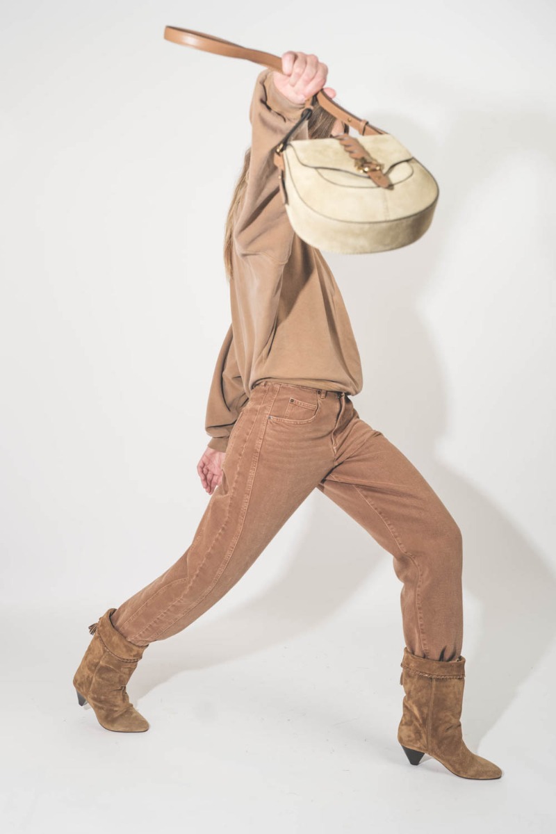 Jean Oriane Isabel Marant Etoile en toile denim ocre. Porté de profil.