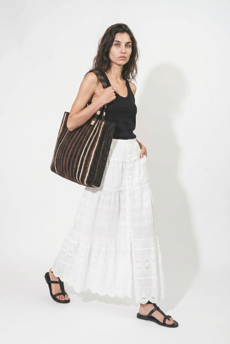 Cabas Raffia Little Sister Nomad Gabriel Frantzen en raphia ray&eacute; chocolat, noir et &eacute;cru, port&eacute; de profil &agrave; l'&eacute;paule.