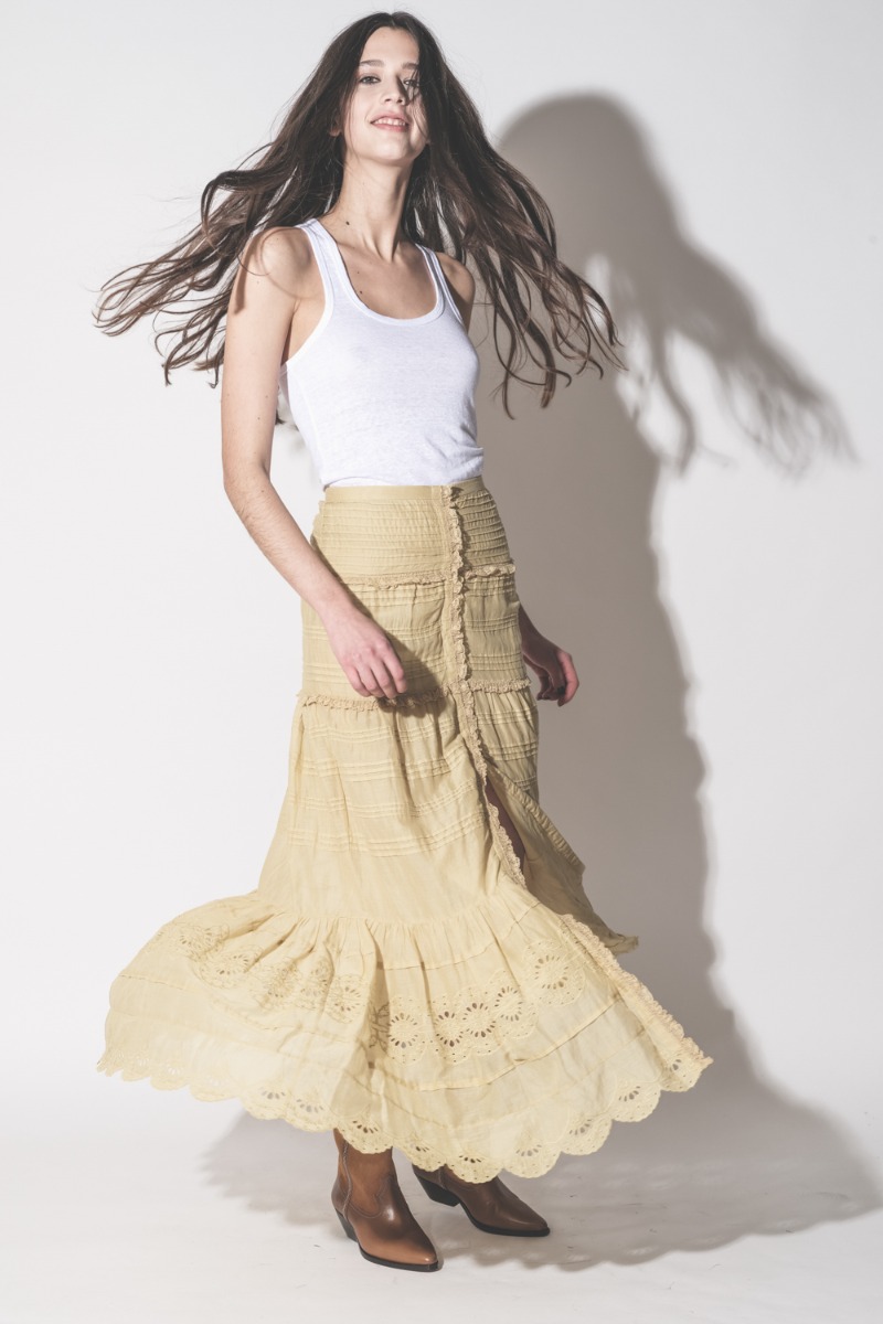 Jupe longue Paoline Isabel Marant Etoile en voile de coton et dentelle ocre, port&eacute;e avec un d&eacute;bardeur blanc Isabel Marant Etoile.