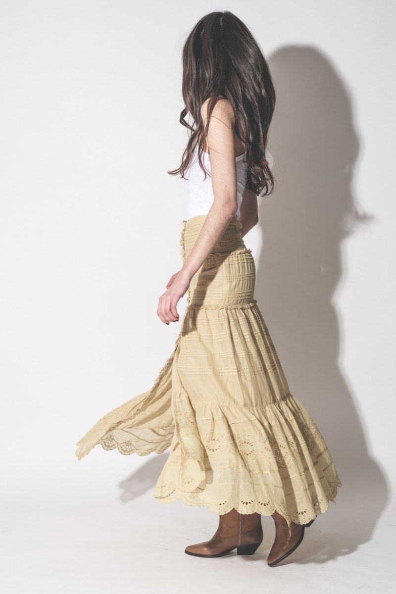 Jupe longue Paoline Isabel Marant Etoile en voile de coton et dentelle ocre, port&eacute; de profil.