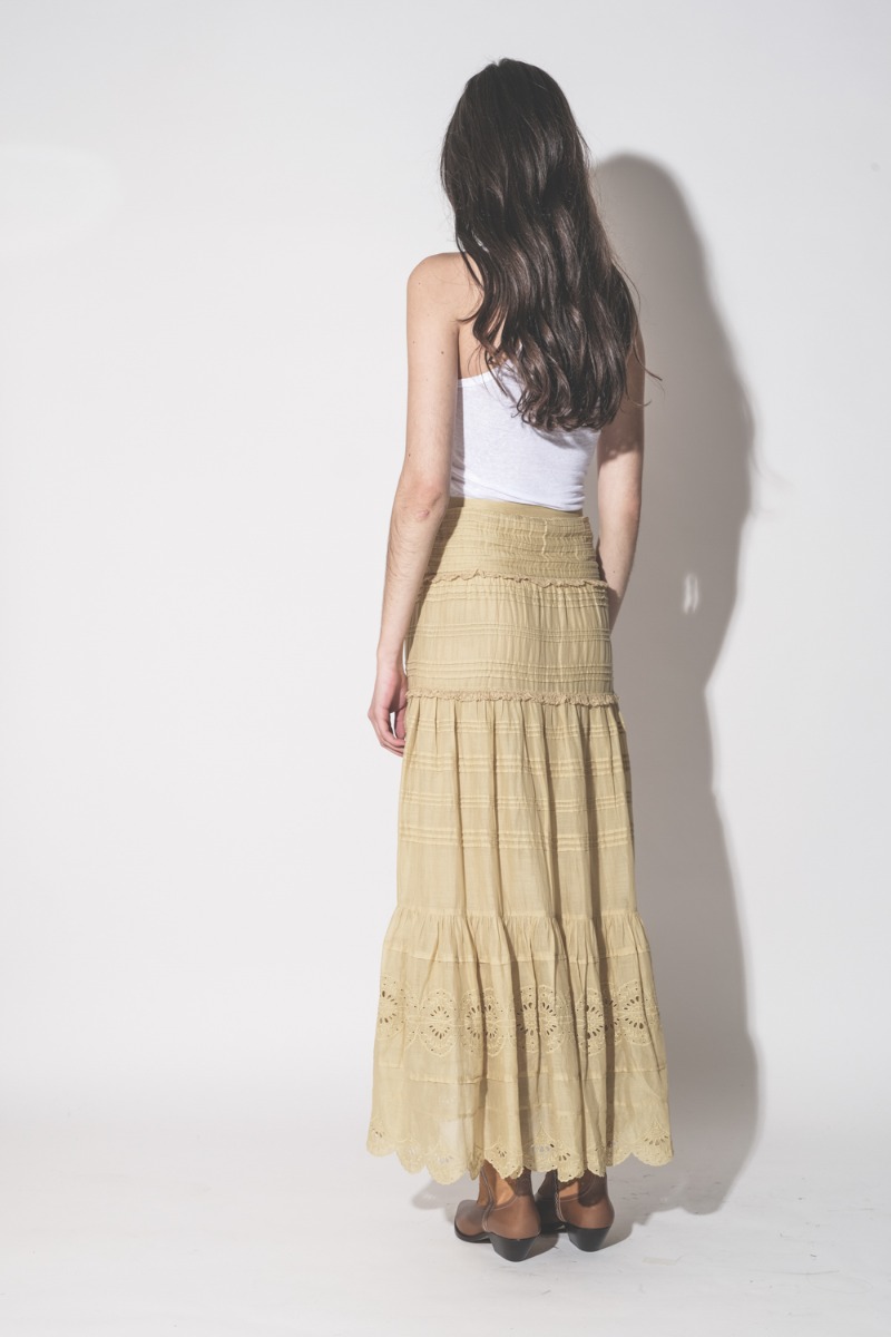 Jupe longue Paoline Isabel Marant Etoile en voile de coton et dentelle ocre, port&eacute;e de dos.