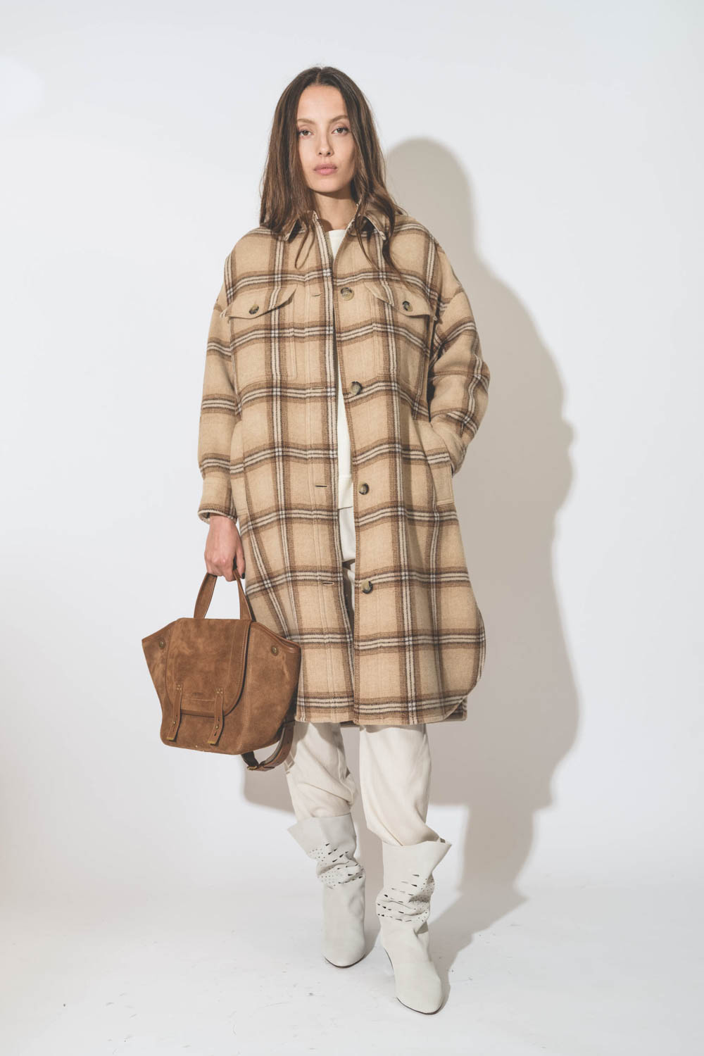 Manteau forme chemise longue à carreaux camel Fontizia Isabel Marant Etoile. Porté de face.