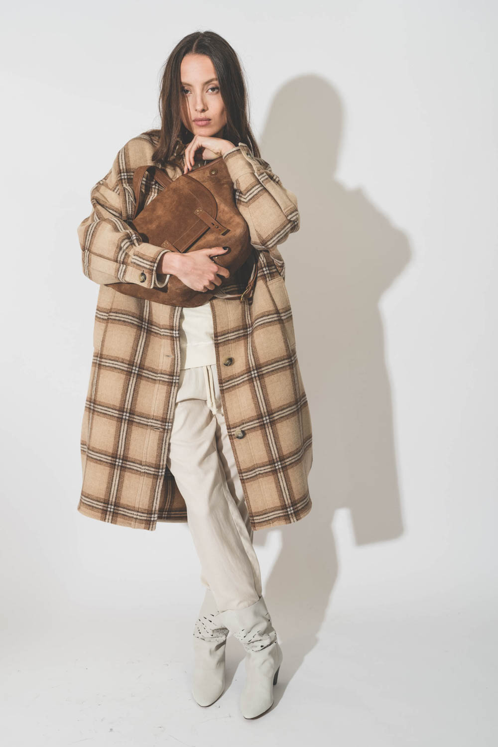 Manteau forme chemise longue à carreaux camel Fontizia Isabel Marant Etoile. Porté avec un sac en cuir suédé tabac.