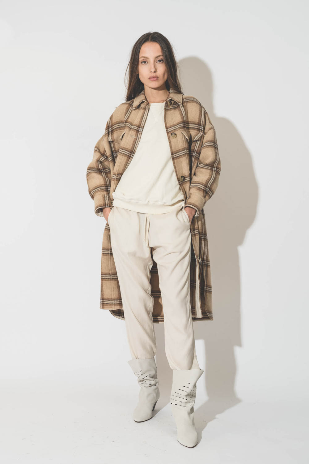 Manteau forme chemise longue à carreaux camel Fontizia Isabel Marant Etoile. Porté avec un ensemble écru.