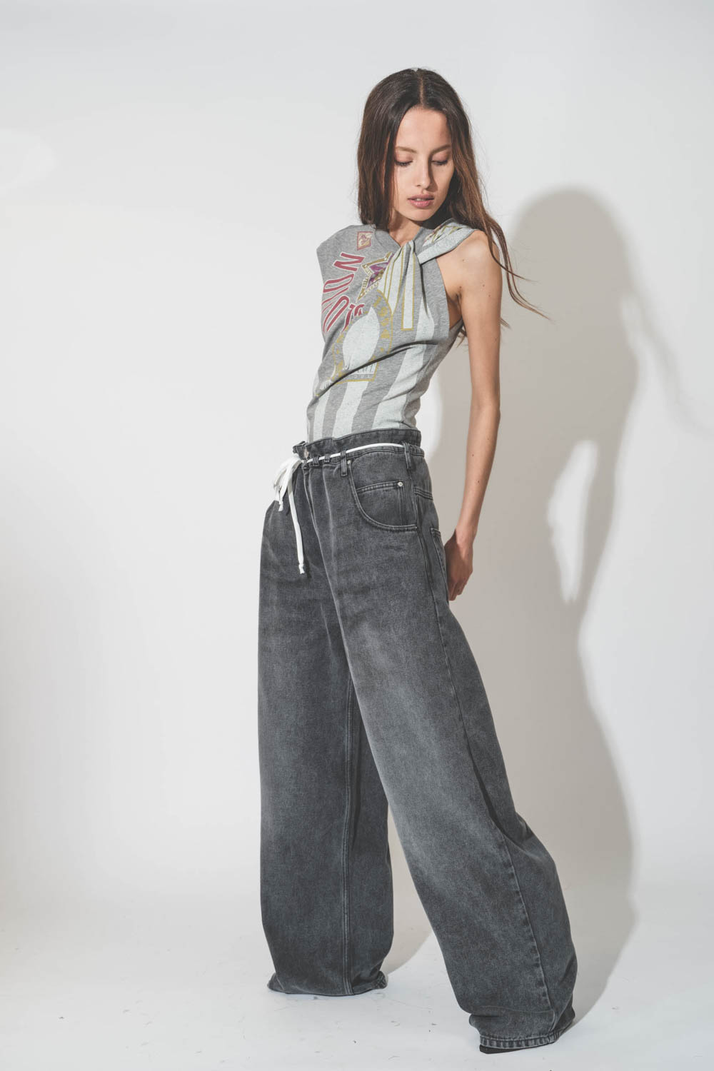 Jean Baggy gris taille haute à nouer avec un lien blanc Jordy Isabel Marant Etoile. Porté avec un tee-shirt sans manches.