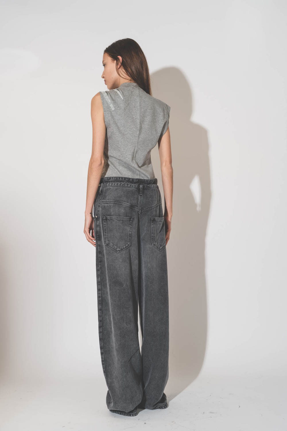 Jean Baggy gris taille haute à nouer avec un lien blanc Jordy Isabel Marant Etoile. Porté de dos.