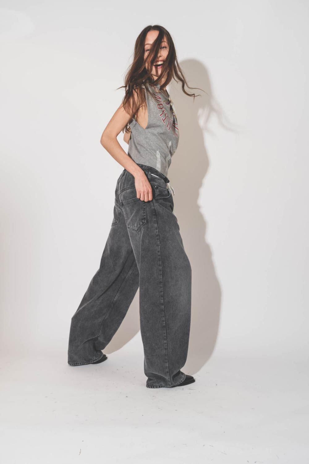 Jean Baggy gris taille haute à nouer avec un lien blanc Jordy Isabel Marant Etoile. Porté avec le sourire. 