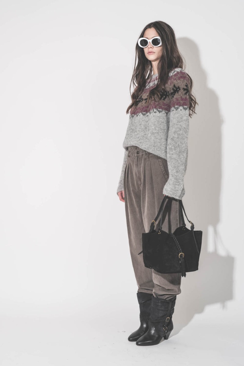 Pantalon Neriah Isabel Marant Etoile en coton et lin Dark Bronze, port&eacute; avec un pull en alpaga Thibault Van Der Straete. 