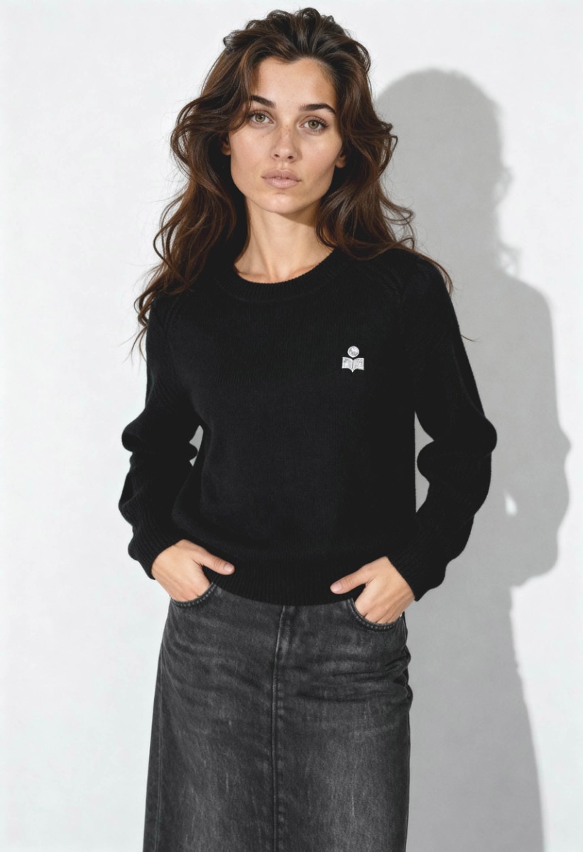 Pull Abelle Isabel Marant &Eacute;toile en coton et laine noir, logo brod&eacute; en argent sur la poitrine. Port&eacute; de face.