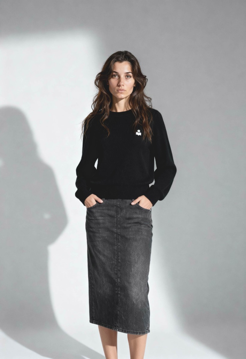 Pull Abelle Isabel Marant &Eacute;toile en coton et laine noir, logo brod&eacute; en argent sur la poitrine. Port&eacute; de face avec une jupe en denim gris. 