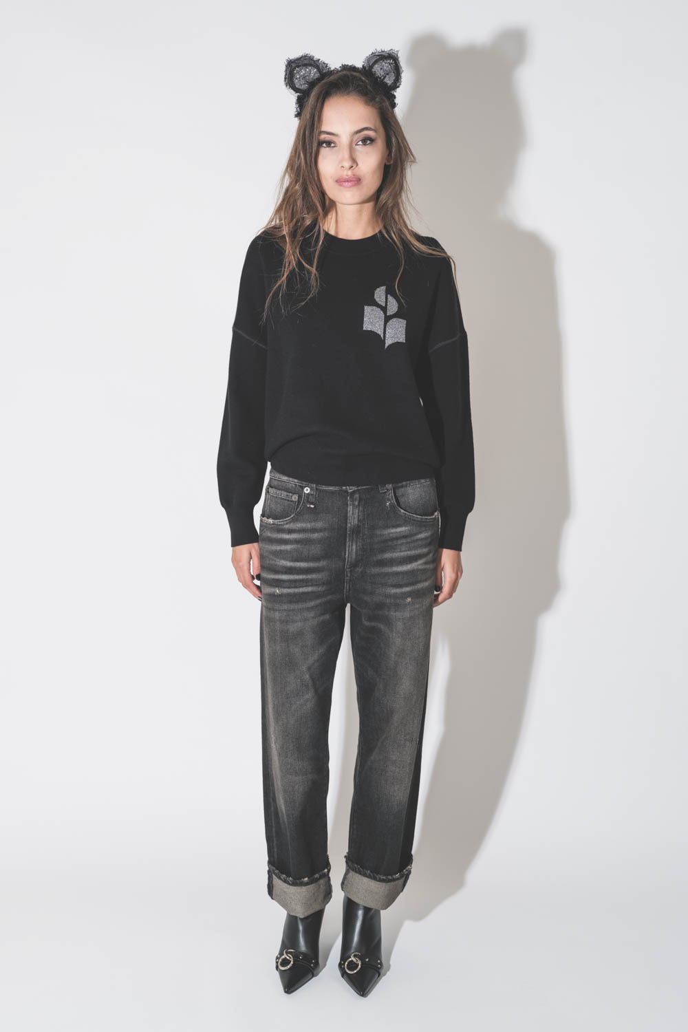 Produit Pull col rond maille noir avec logo argent Atlee Isabel Marant Etoile. Porté avec un jean boyfriend noir délavé. 