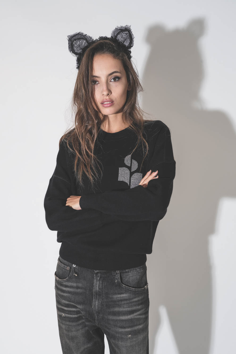 Pull col rond maille noir avec logo argent Atlee Isabel Marant Etoile. Détail du logo argent.