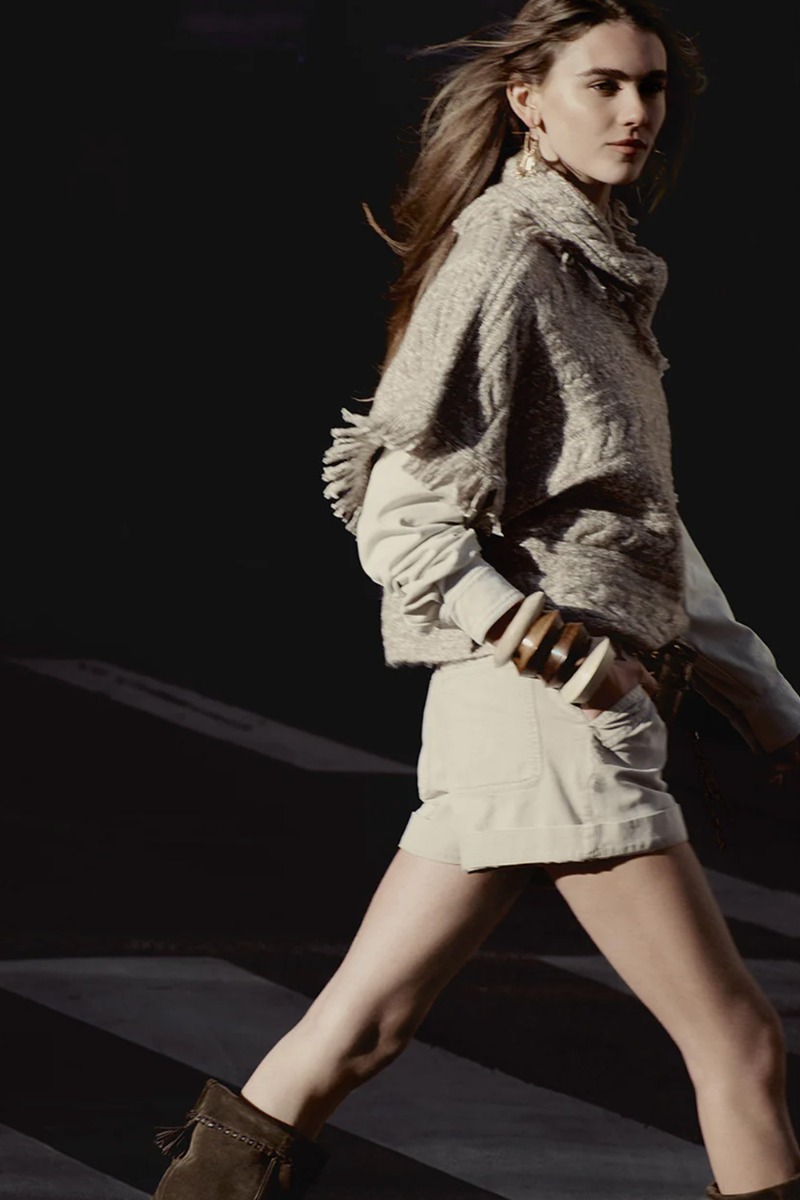 Pull manches courtes Blanche Isabel Marant Etoile taupe. Porté de profil sur un tee-shirt manches longues.