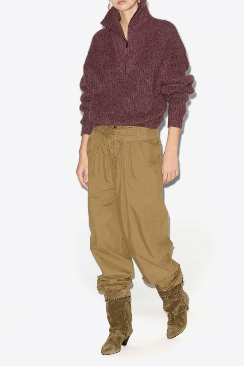 Pull camionneur Danita Isabel Marant Etoile en mohair et laine mélangée Rosewood porté de face avec un pantalon large.