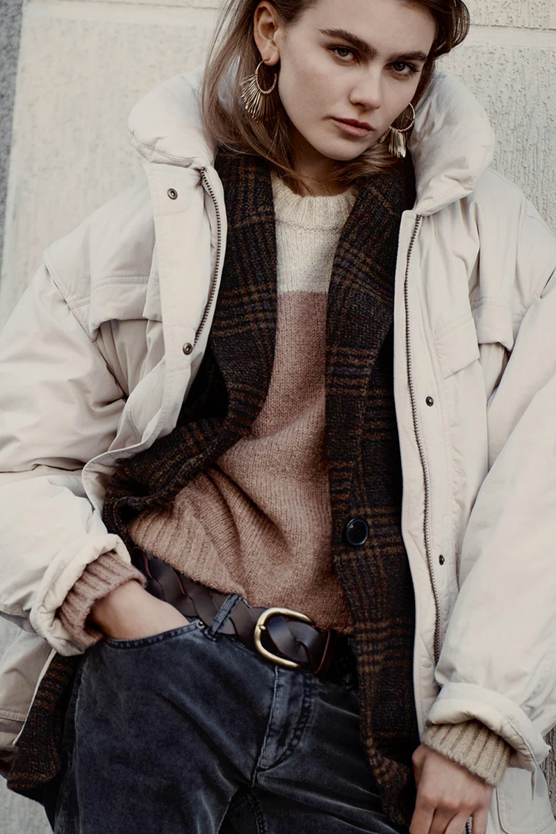 Pantalon Leniya Isabel Marant Etoile en velours côtelé noir vintage. Porté avec un pull Davy Marant Etoile.