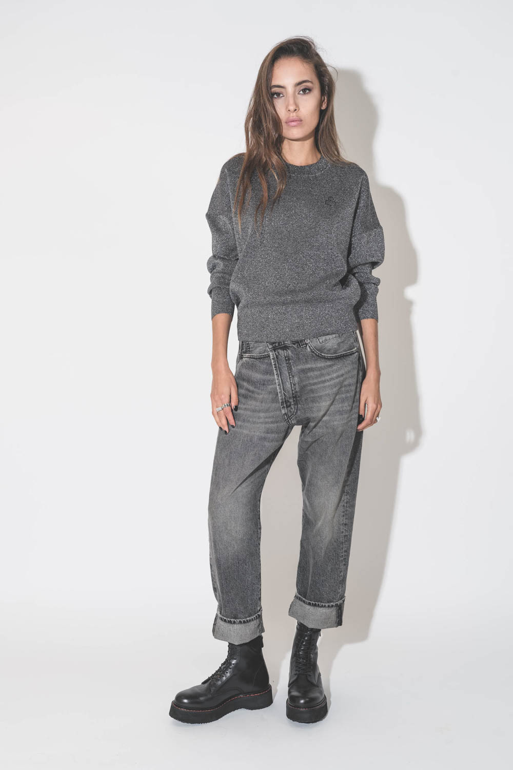 Produit Pull col rond en lurex argent mini logo brodé poitrine Kessy Isabel Marant Etoile. Porté de face.