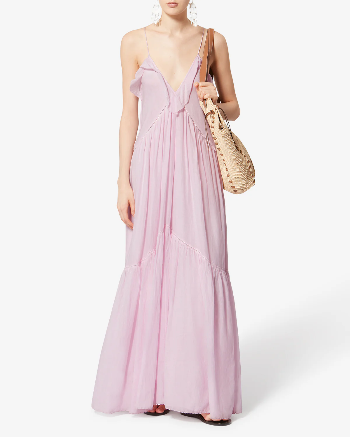Robe longue &agrave; fines bretelles Vasma Isabel Marant Etoile en voile de coton rose p&acirc;le, port&eacute;e avec un grand panier en osier.