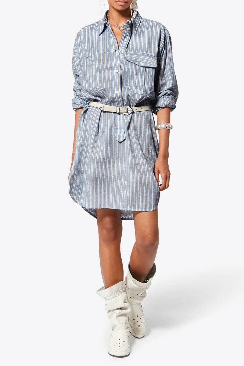 Robe chemise Loriane Isabel Marant Etoile en coton ray&eacute; bleu, port&eacute;e de face avec une ceinture &agrave; la taille.