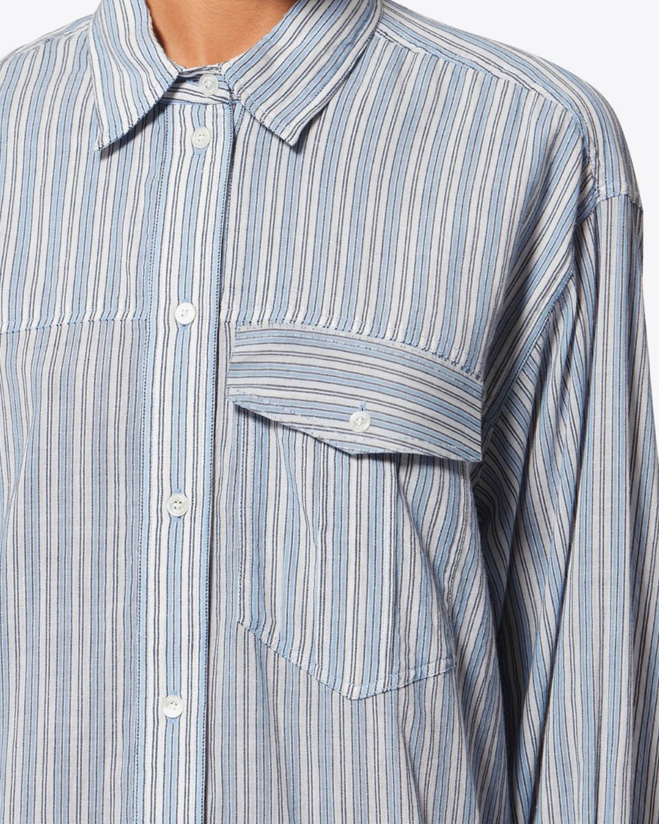 Robe chemise Loriane Isabel Marant Etoile en coton ray&eacute; bleu. D&eacute;tail de la poche poitrine.