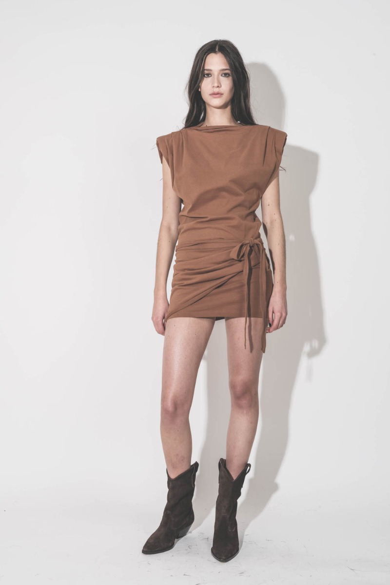 Robe courte Marielle Isabel Marant en jersey caramel, portée de face.