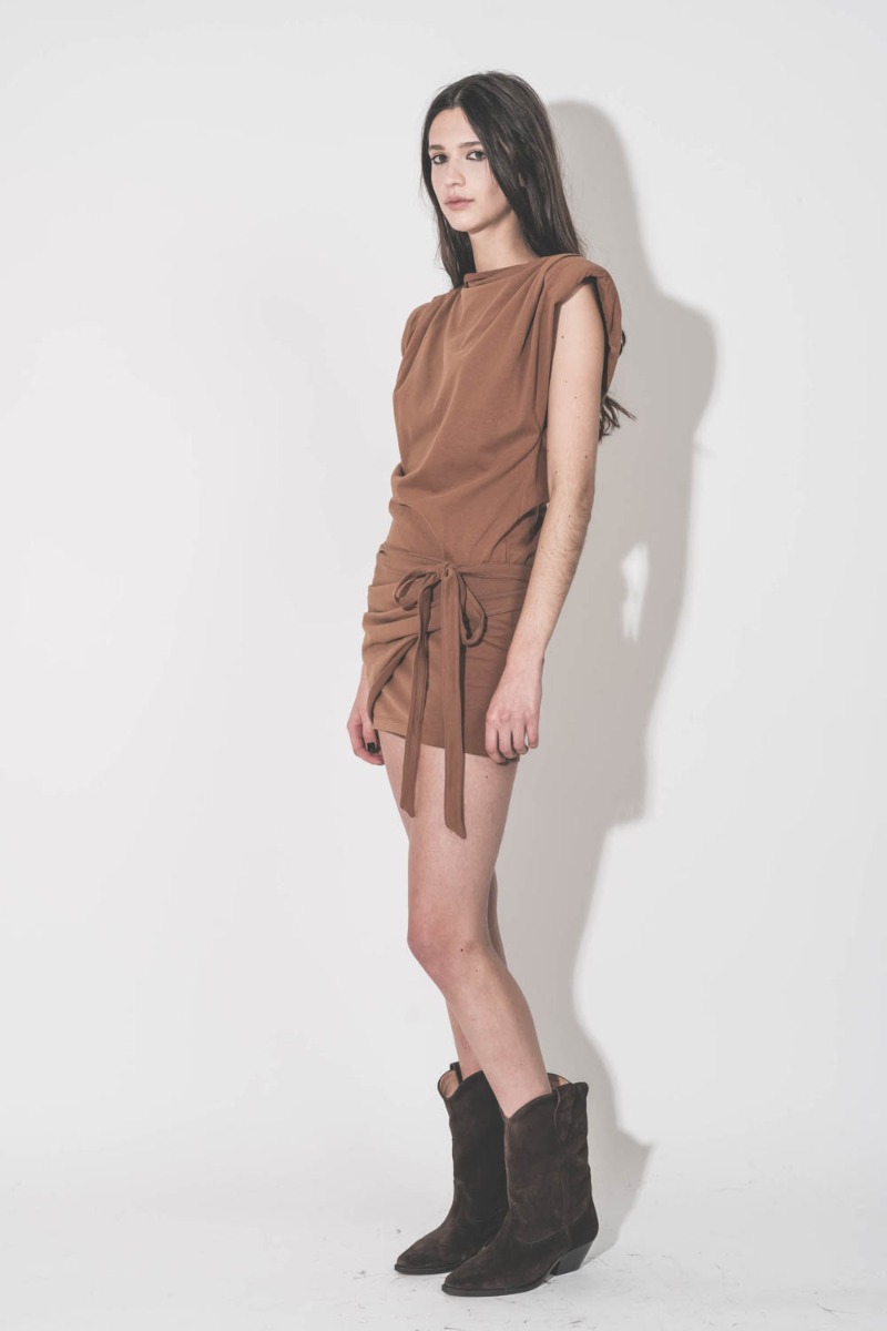 Robe courte Marielle Isabel Marant en jersey caramel, portée de profil.