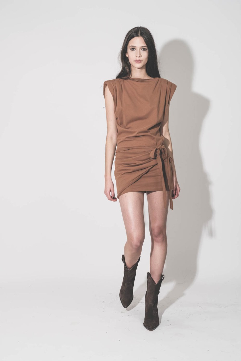 Robe courte Marielle Isabel Marant en jersey caramel, porté de face avec des santiags chocolat Isabel Marant.