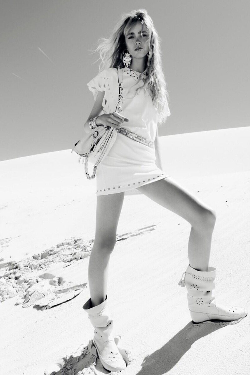 Robe Orlane Isabel Marant Etoile en jersey de coton brod&eacute; &eacute;cru, port&eacute; avec des bottes Isabel Marant. Campagne SS26.