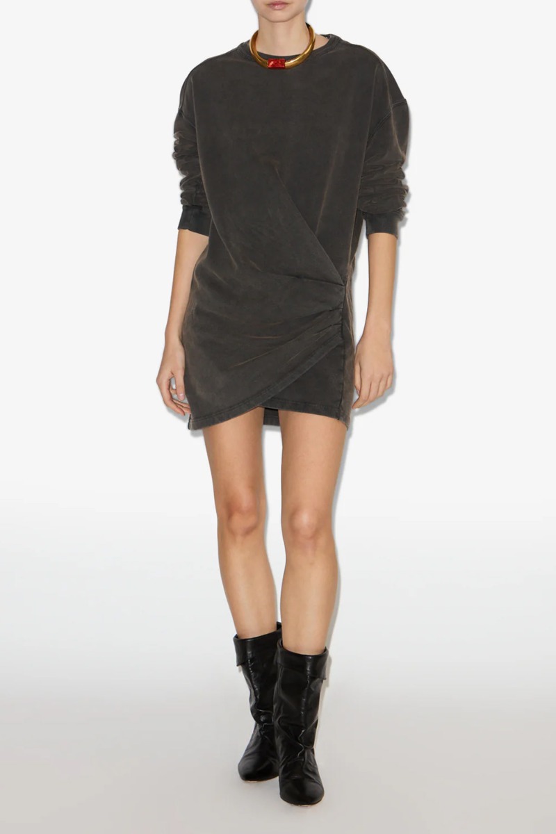Robe Pipper Isabel Marant Étoile en molleton noir délavé. Portée de face avec des boots en cuir noir.