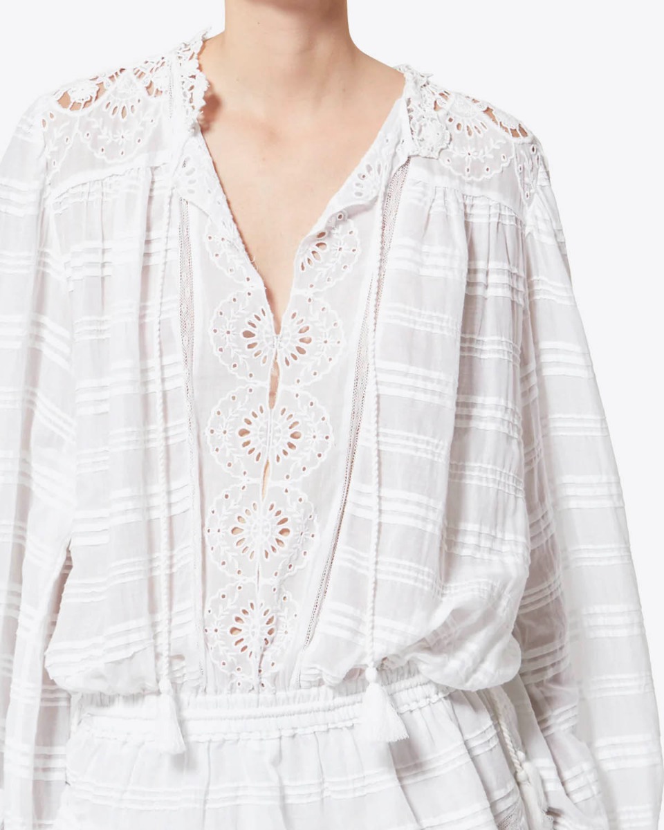 Robe Preya Isabel Marant Etoile en voile de coton blanc et dentelle. D&eacute;tail de l'encolure ronde avec un cordon &agrave; nouer.