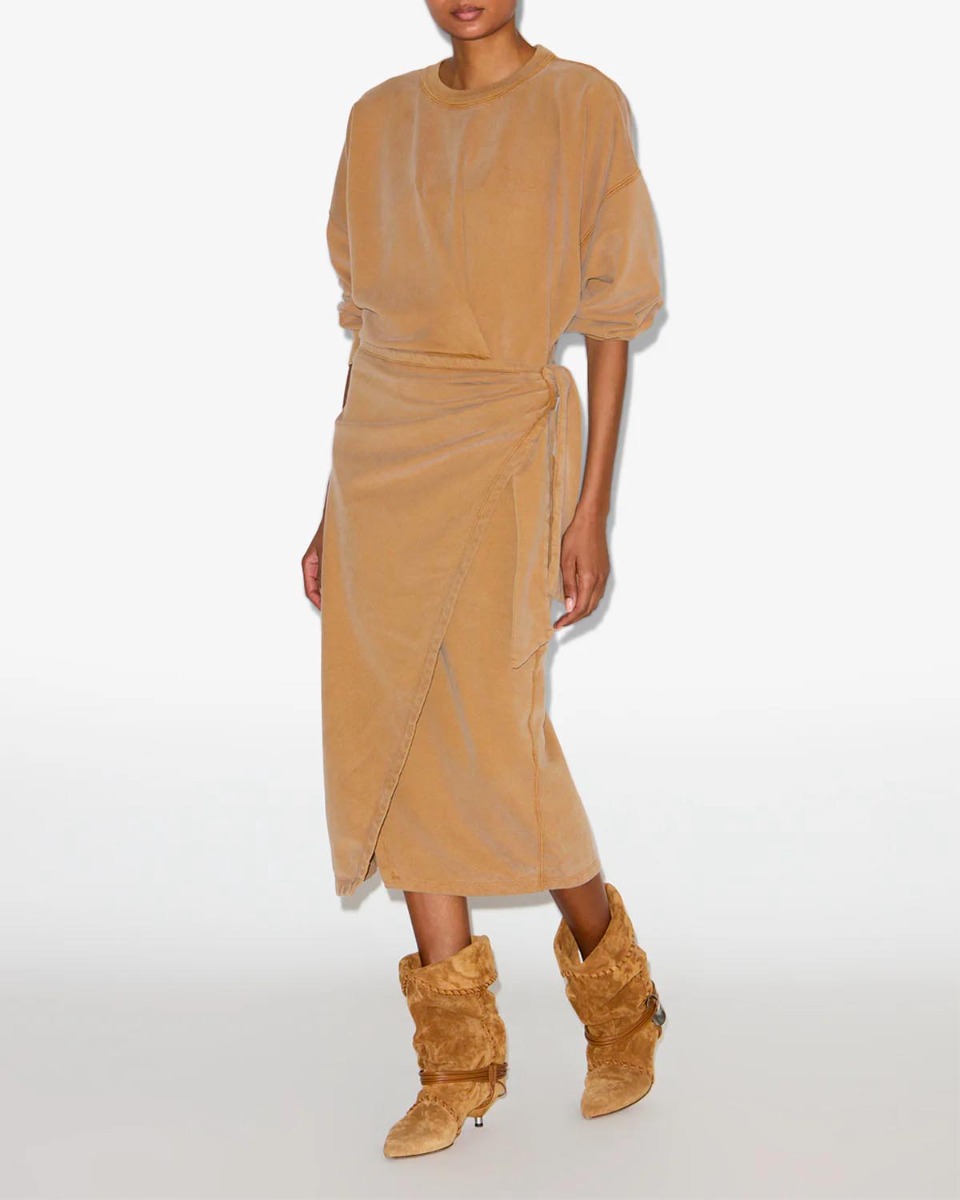Robe Sandrina Isabel Marant Etoile en sweatshirt caramel. Portée de face.
