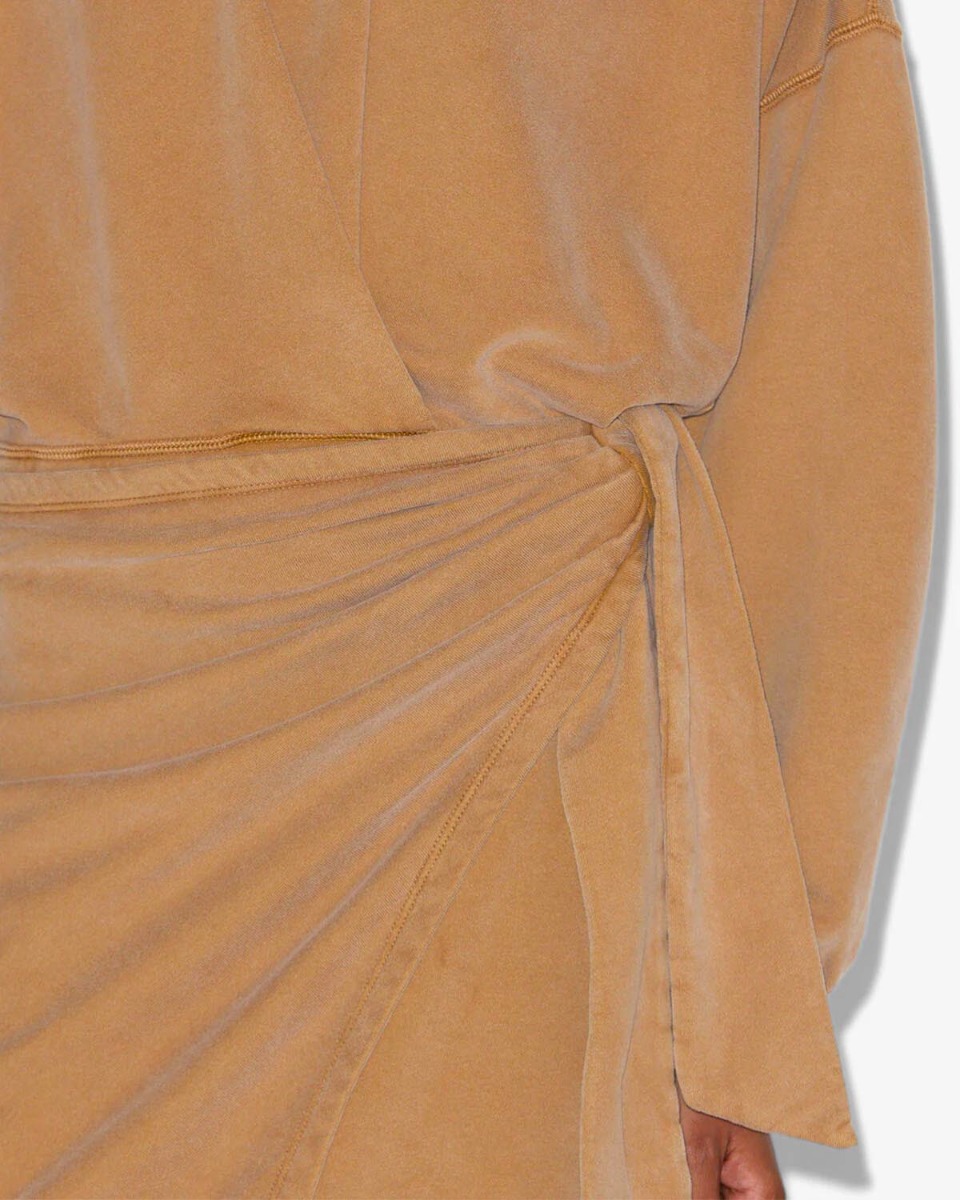 Robe Sandrina Isabel Marant Etoile en sweatshirt caramel. Détail de la jupe nouée sur le côté.