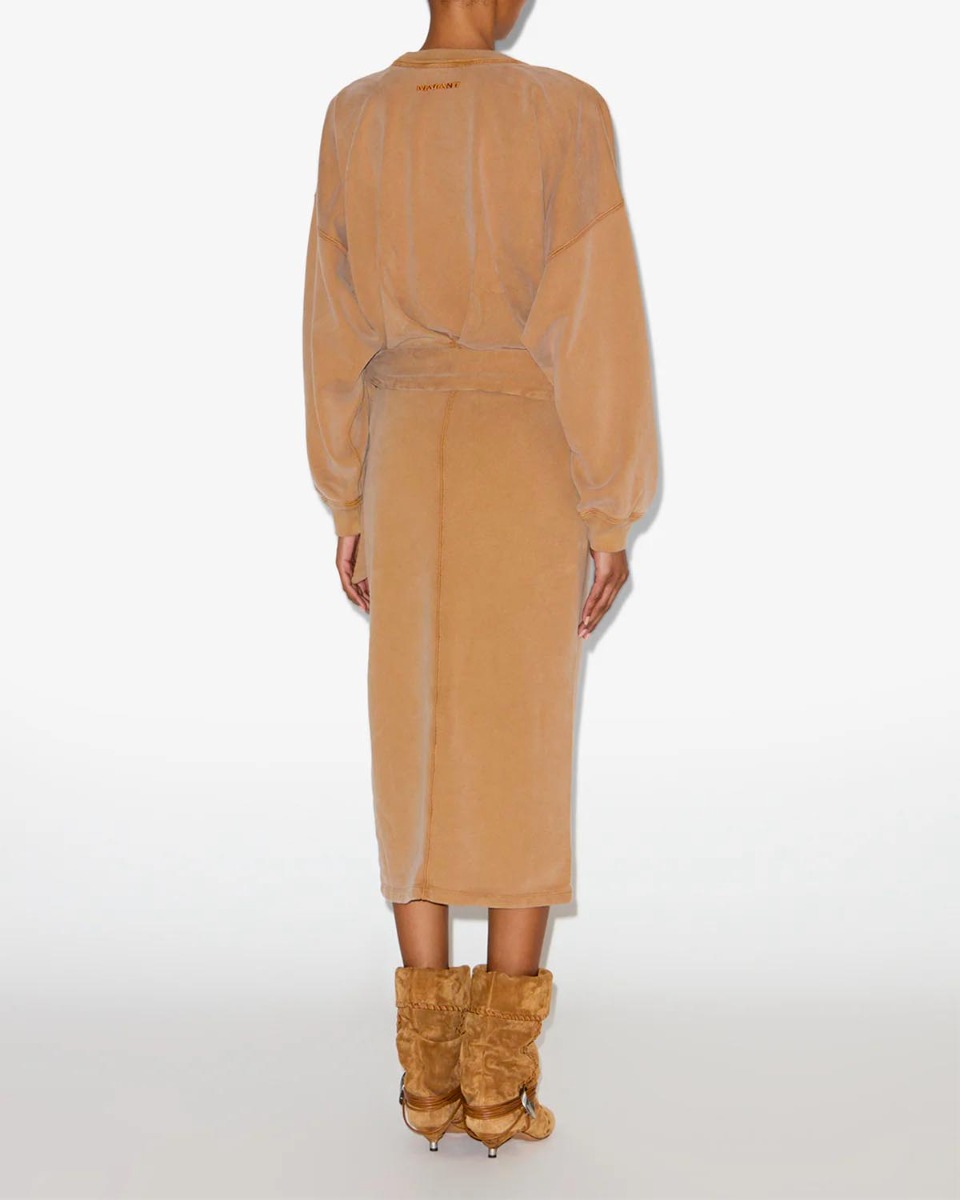 Robe Sandrina Isabel Marant Etoile en sweatshirt caramel. Portée de dos.