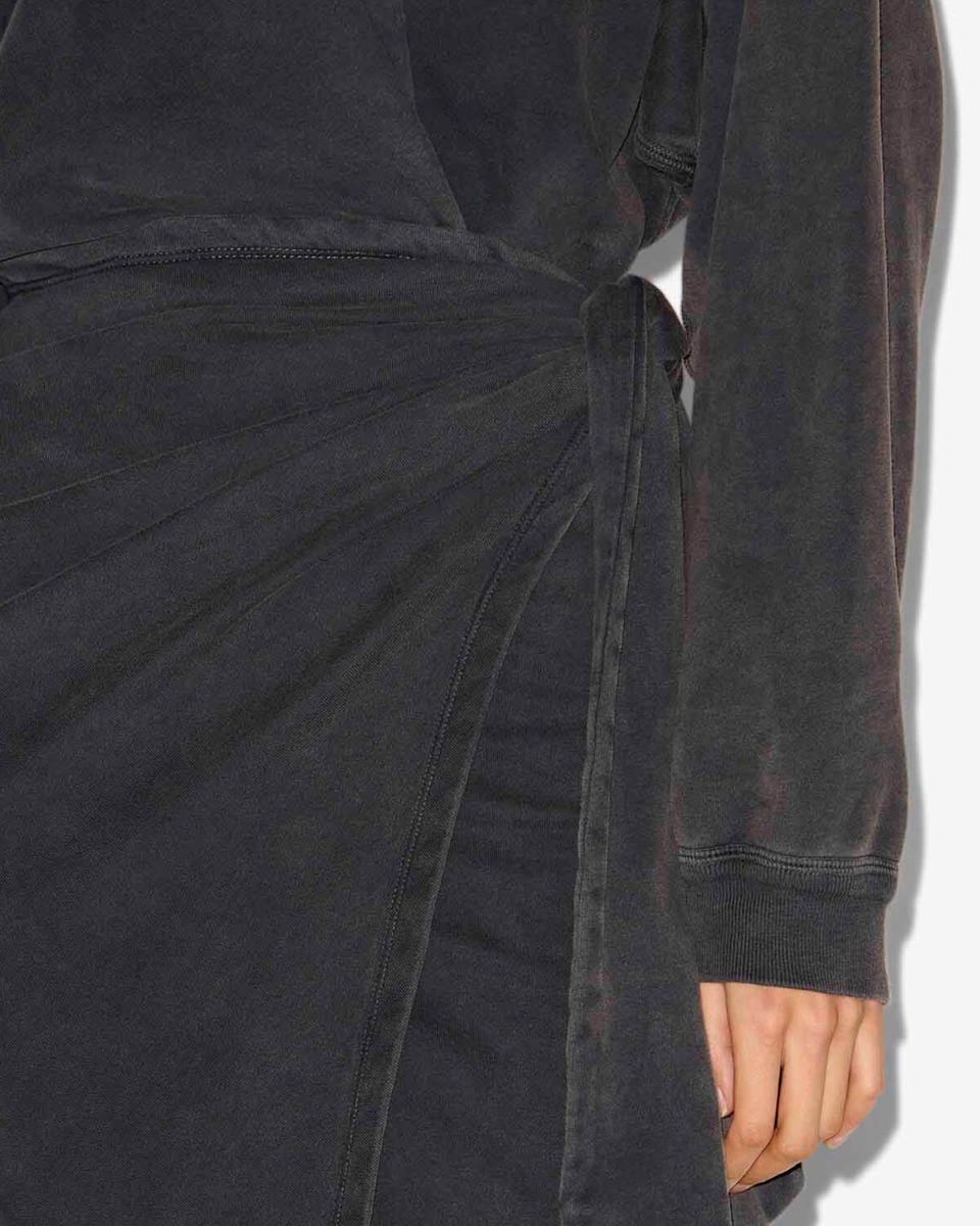 Robe Sandrina Isabel Marant Etoile en jersey noir délavé. Détail de la jupe à nouer sur le côté.