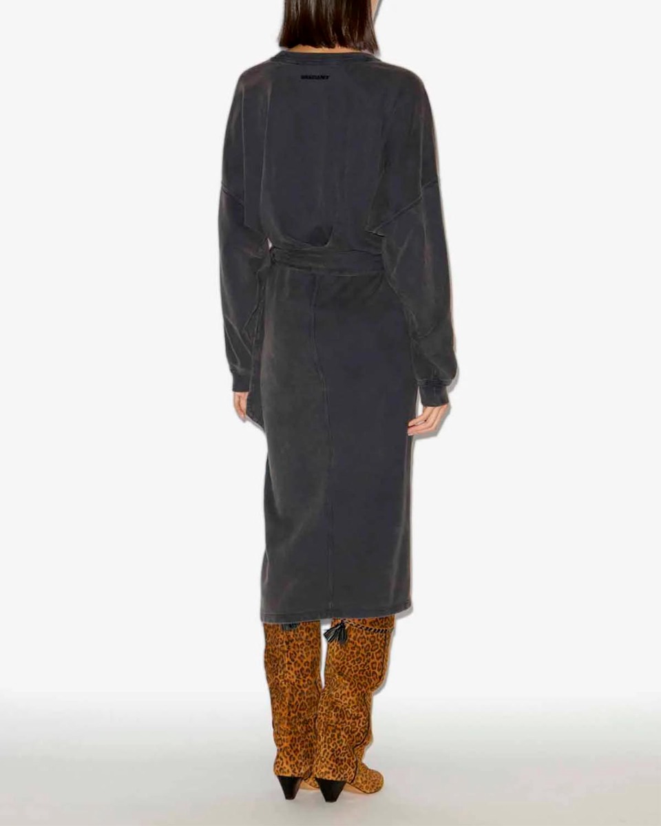 Robe Sandrina Isabel Marant Etoile en jersey noir délavé. Portée de dos.