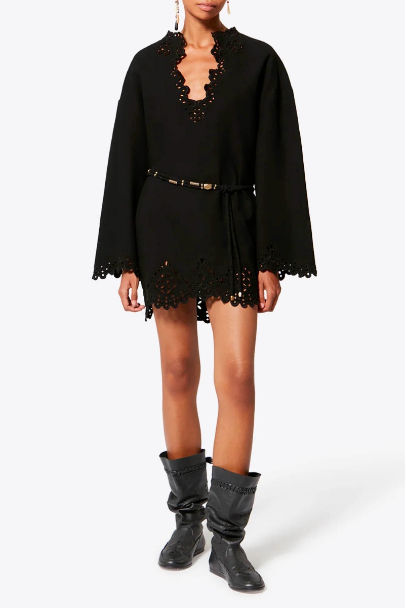 Robe courte tunique Sherazade Isabel Marant Etoile en coton noir et broderies anglaise, port&eacute;e de face avec des boots Welky Isabel Marant.