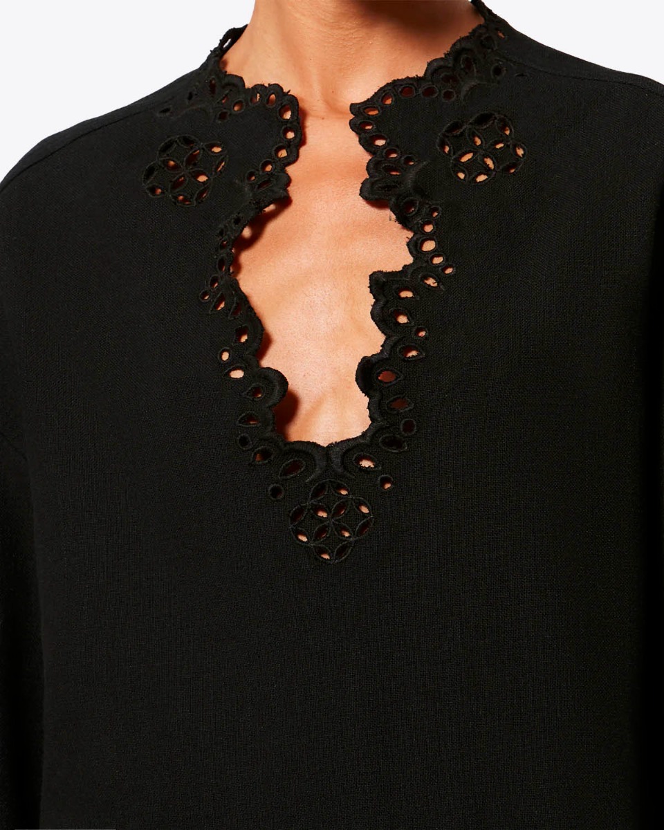Robe courte tunique Sherazade Isabel Marant Etoile en coton noir et broderies anglaise. D&eacute;tail du col V broderies anglaise.