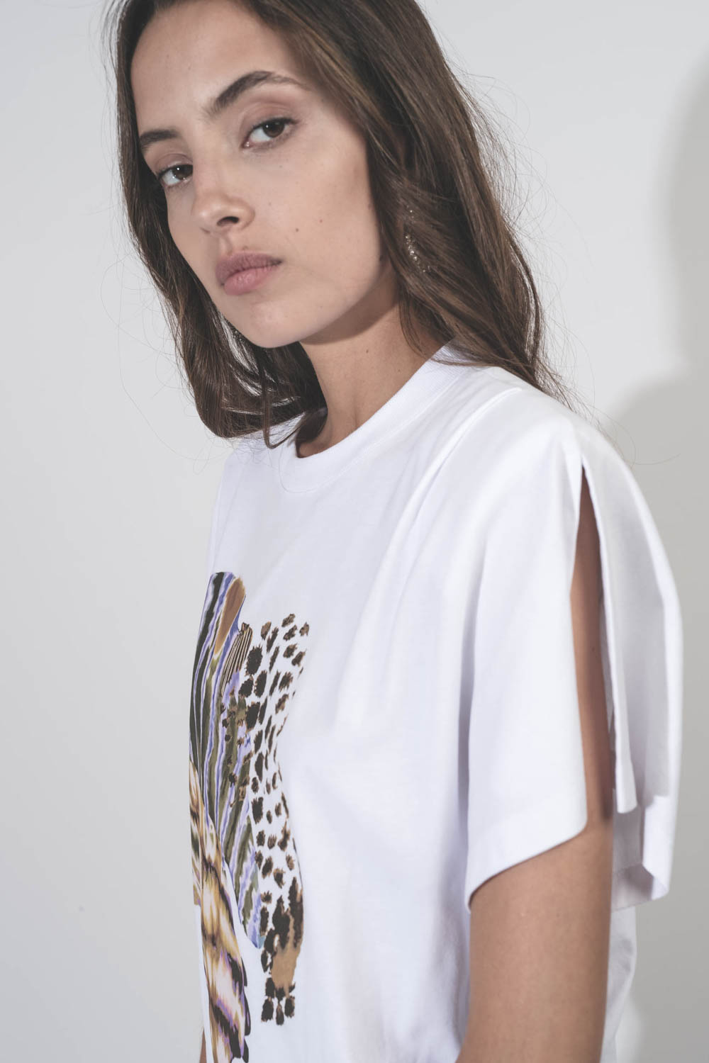 Robe courte tee-shirt manches papillon épaulettes amovible en jersey blanc imprimé devant Eabine Isabel Marant Etoile. Porté avec des boots en cuir suédé kaki. Détail de la manche avec une fente.