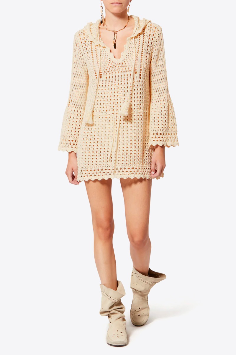 Robe courte manches longues &agrave; capuche Zelnie Isabel Marant Etoile en crochet &eacute;cru, port&eacute;e de face avec des bottes souples en daim &eacute;cru.