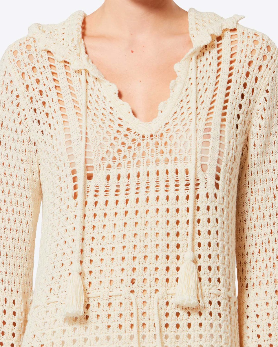 Robe courte manches longues &agrave; capuche Zelnie Isabel Marant Etoile en crochet &eacute;cru. D&eacute;tail de la mati&egrave;re et du col.