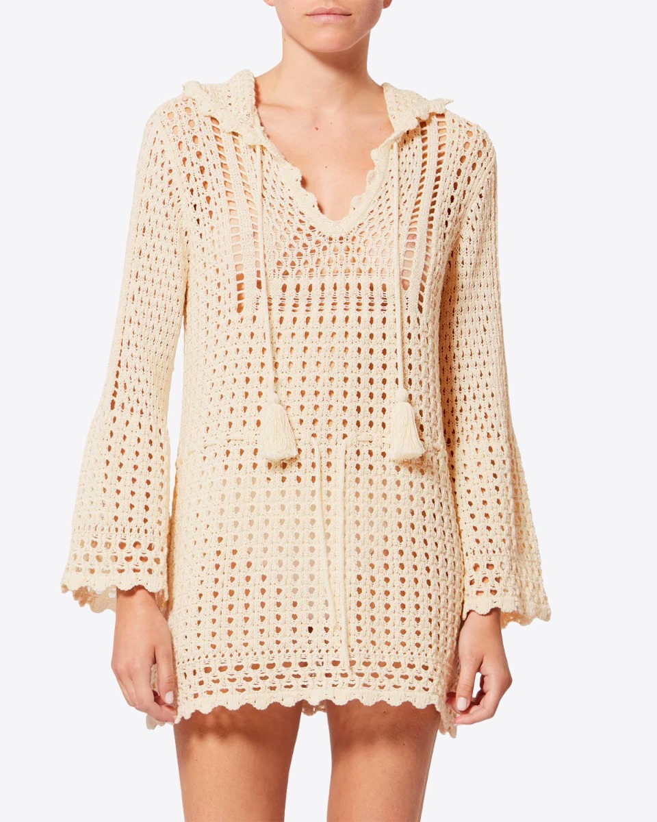 Robe courte manches longues &agrave; capuche Zelnie Isabel Marant Etoile en crochet &eacute;cru, port&eacute;e de face.