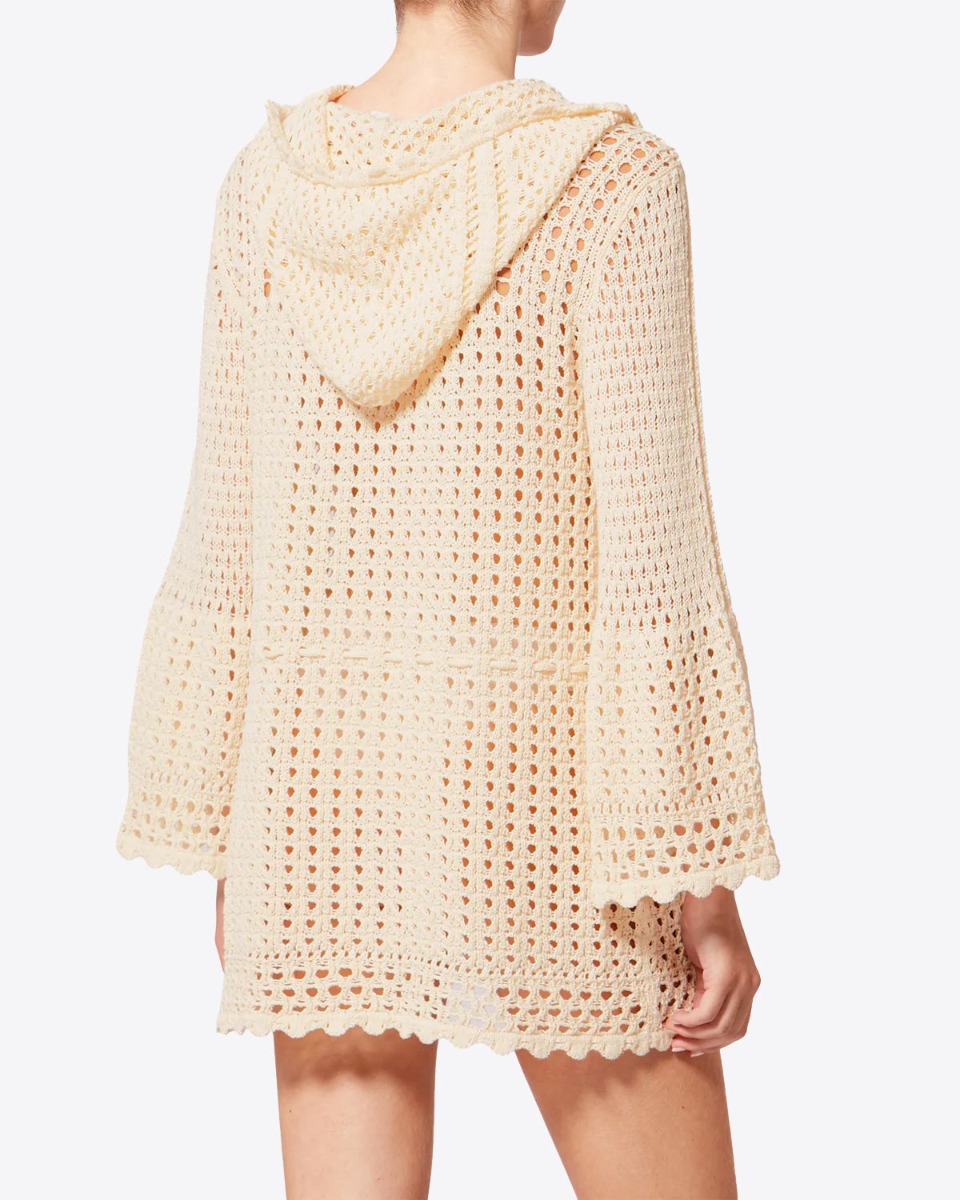 Robe courte manches longues &agrave; capuche Zelnie Isabel Marant Etoile en crochet &eacute;cru, port&eacute;e de dos.