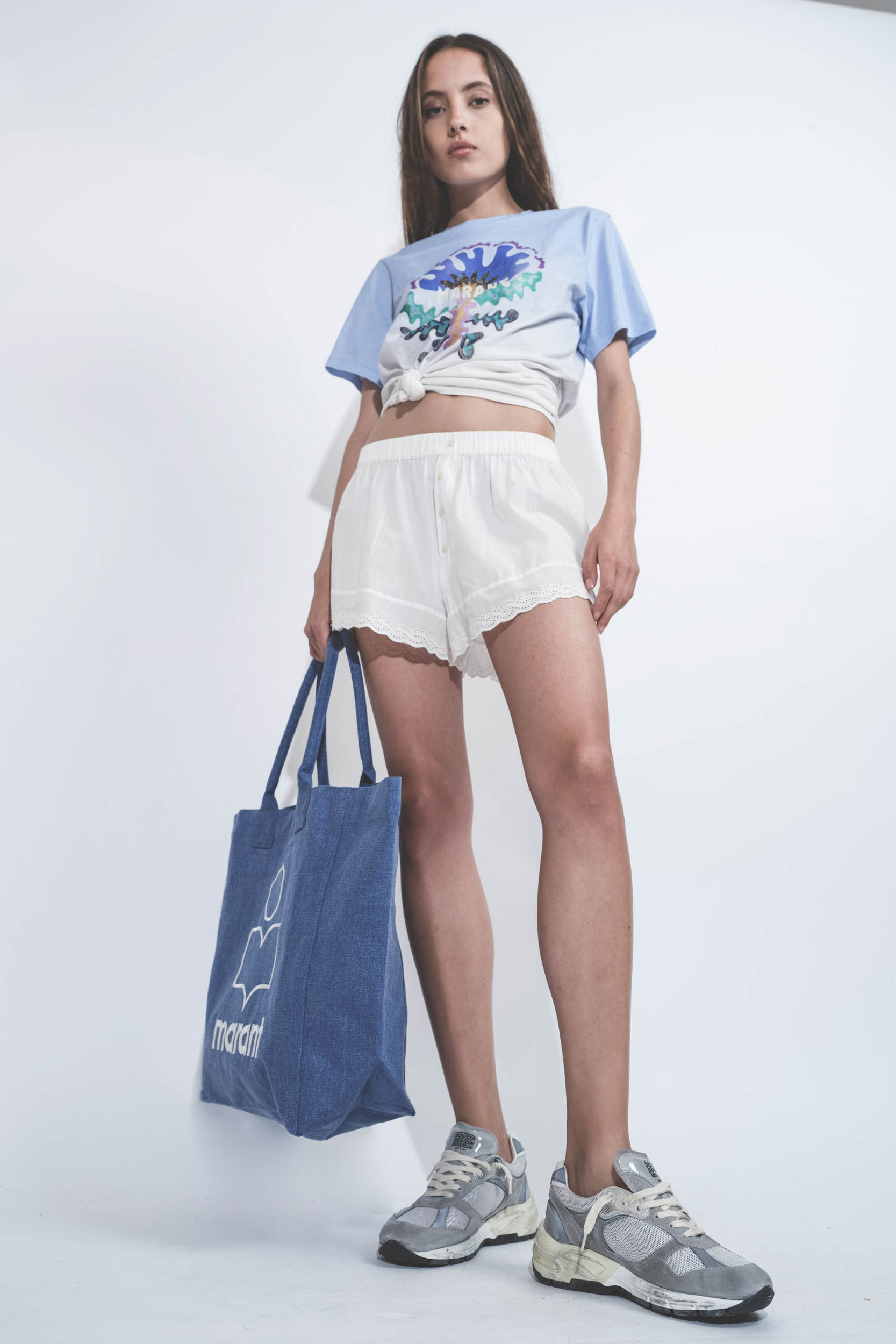 Cabas en toile jean bleu logo Marant brodé blanc Isabel Marant Etoile. Porté de profil.