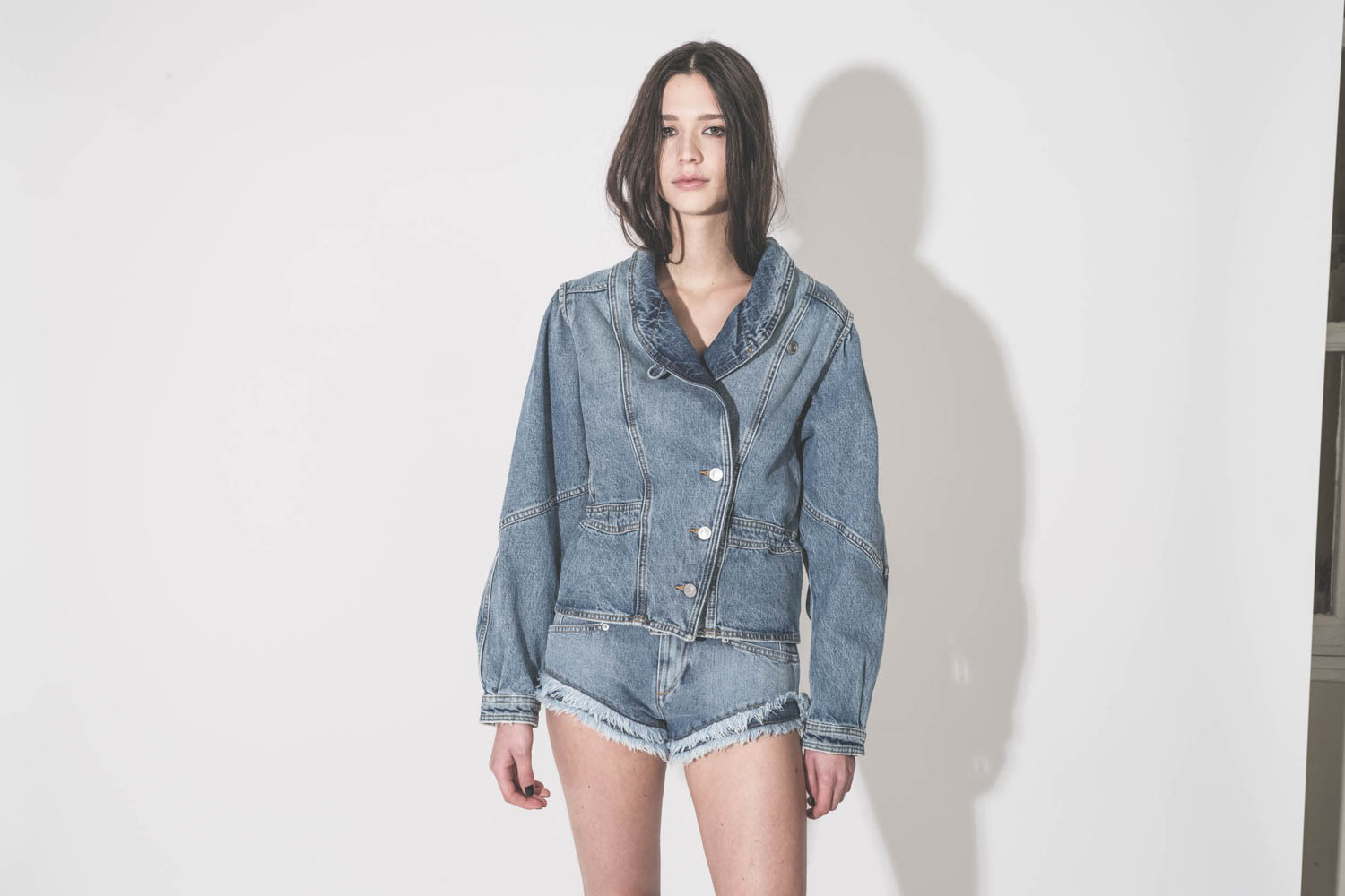 Mini-short Eneidala Isabel Marant Etoile en denim bleu d&eacute;lav&eacute;, port&eacute; avec une veste en denim assortie Isabel Marant Etoile. 