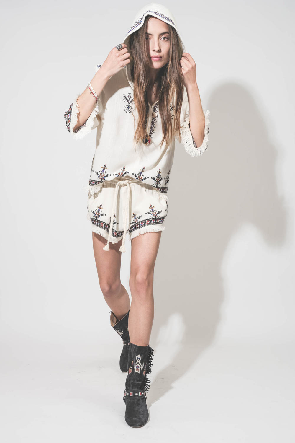 Short court écru brodé taille élastique avec cordon écru Kriss Marant Etoile. Porté avec un top coordonné Kameya Marant Etoile et des boots en cuir suédé noir délavé brodé Siani Isabel Marant. 