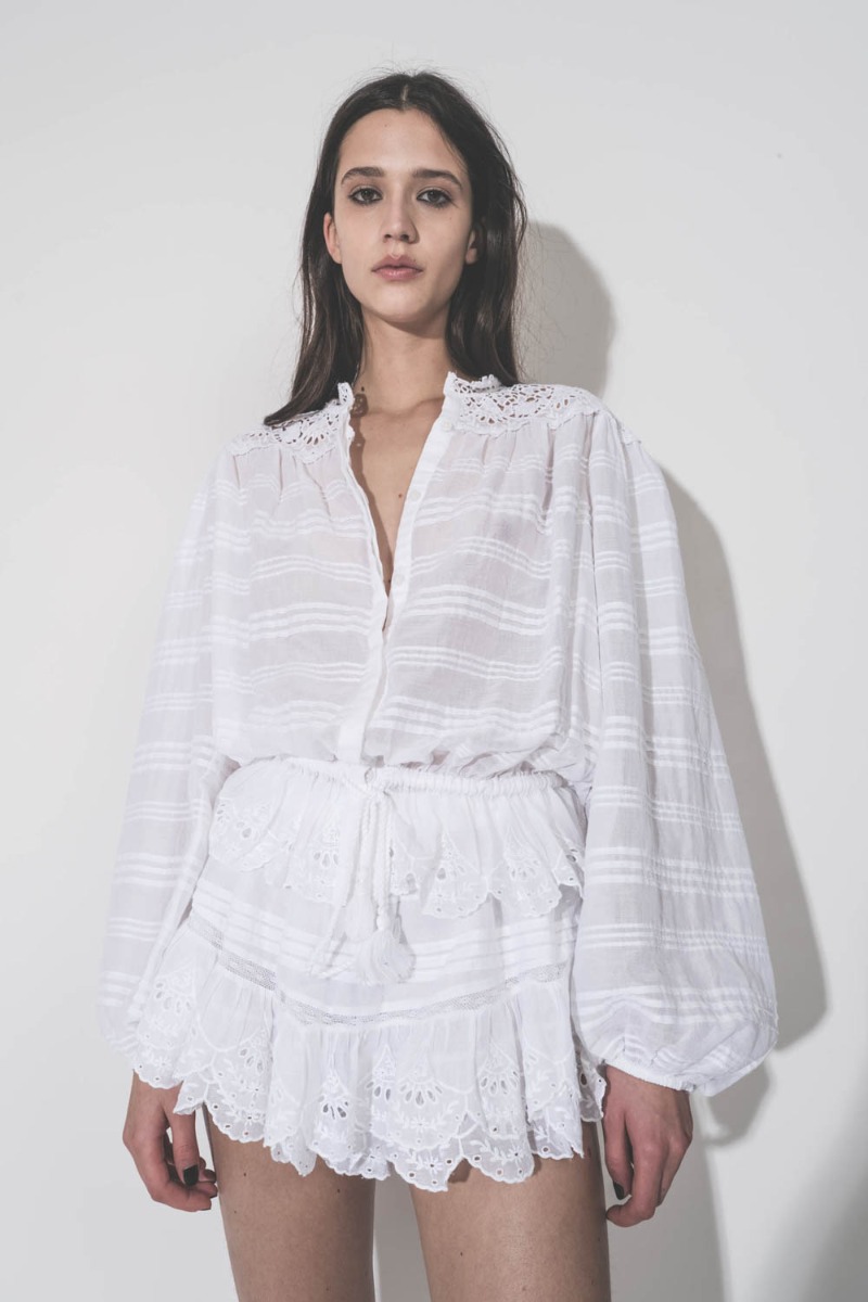 Short Puria Isabel Marant &Eacute;toile en voile de coton et de dentelle blanc, port&eacute; de face avec une blouse assortie.