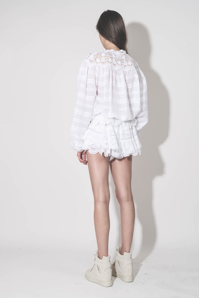 Short Puria Isabel Marant Etoile en voile de coton et de dentelle blanc, port&eacute; de dos.