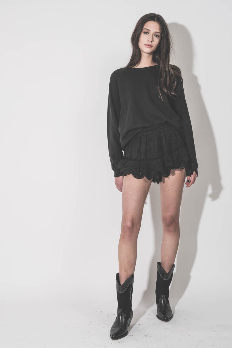 Short Puria Isabel Marant &Eacute;toile en voile de coton et en dentelle noire, port&eacute; de face avec un sweat-shirt noir The Great.