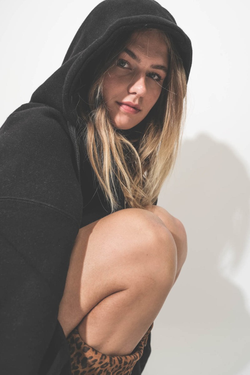 Veste sweat-shirt longue à capuche Izia Isabel Marant Étoile en coton mélangé noir. Détail de la capuche. 