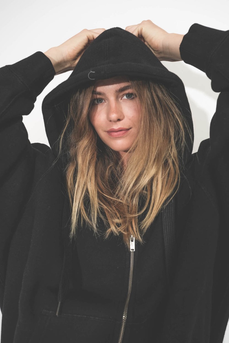 Veste sweat-shirt longue à capuche Izia Isabel Marant Étoile en coton mélangé noir, portée avec la capuche relevée.