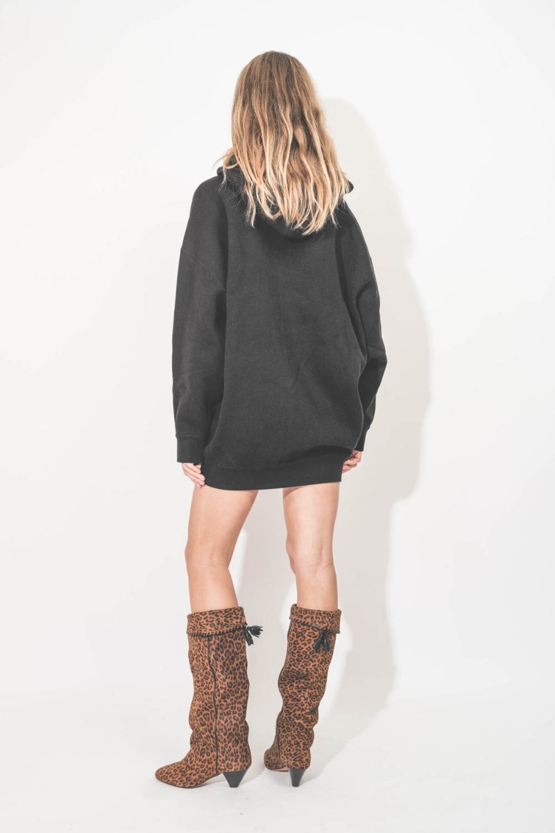 Veste sweat-shirt longue à capuche Izia Isabel Marant Étoile en coton mélangé noir, portée de dos en mini-robe.